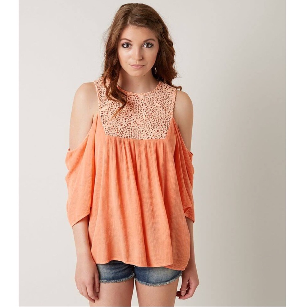 Gimmicks by BKE Crinkle Cold Shoulder Top Small